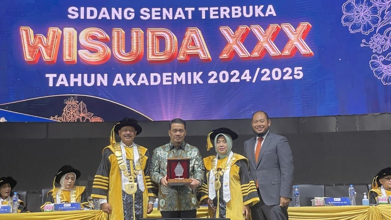 Penyerahan Plakat kepada Wakil Menteri Desa, Pembangunan Daerah Tertinggal, Ir. H. Ahmad Riza Patria, M.B.A.