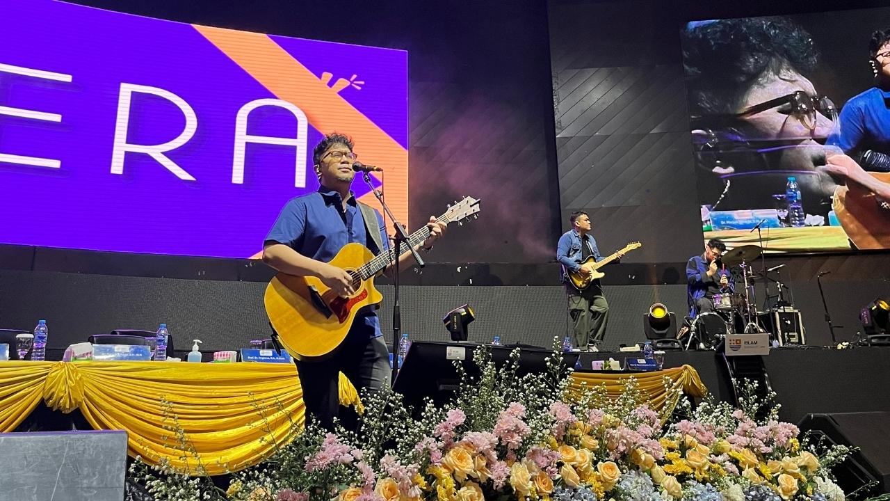 penampilan konser Adera di wisuda 30 IBLAM